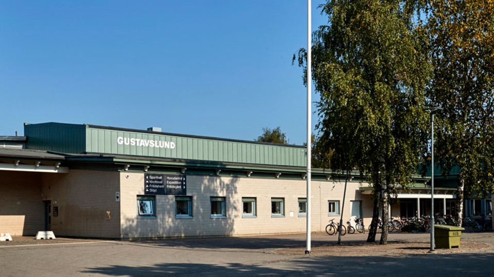 Gustavslundskolan. En vit byggnad.
