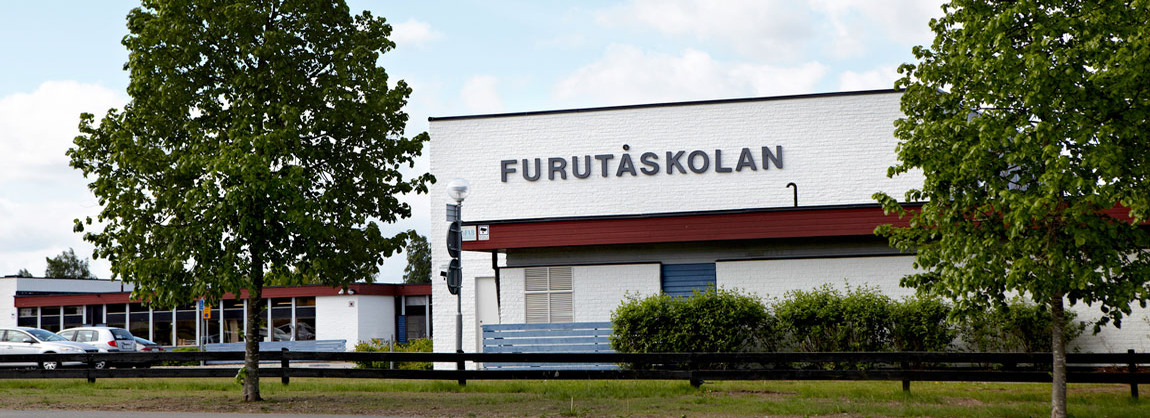 Bild på Furutåskolan. En vit byggnad.