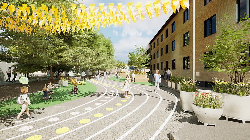 Visualiseringsbild på den södra delen av sommargatan 2024. Marken är dekorerad med vit linjemålning, prickade banor i olika färger och sektioner med konstgräs. Personer promenerar och barn leker. Träd och blommor i stora urnor. Gula vimplar hänger över gatan.