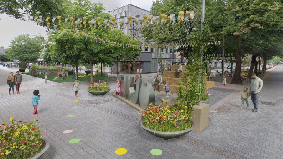 Visualiseringsbild på en del av sommargatan 2026. Marken är dekorerad med prickade banor i olika färger och sektioner med konstgräs. Personer promenerar och barn leker. Träd och blommor i stora urnor. Gula och vita vimplar hänger över gatan.