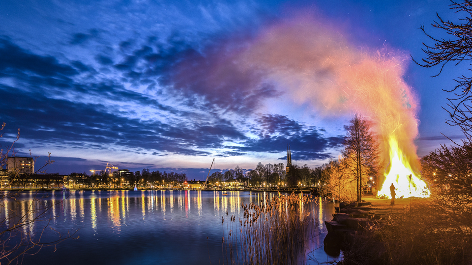 En stor majbrasa vid Växjösjön på kvällen.