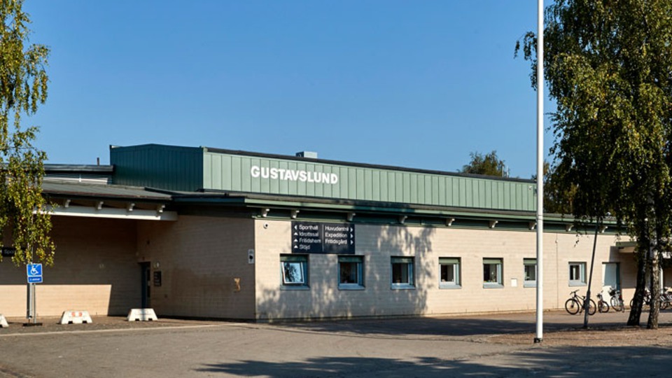 Gustavslundskolan. En vit byggnad.