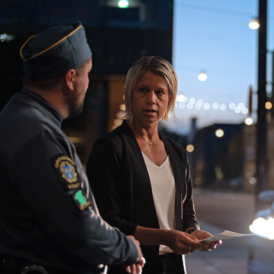 Växjö kommuns säkerhetssamordnare står utomhus och pratar med polisen