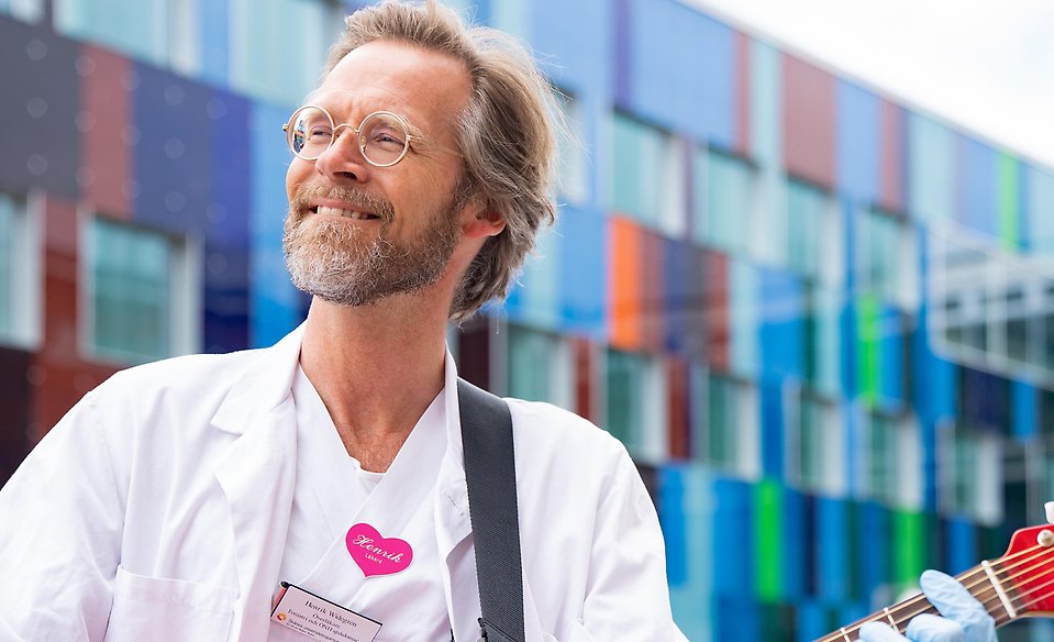Henrik Widegren framför Skånes universitetssjukhus
