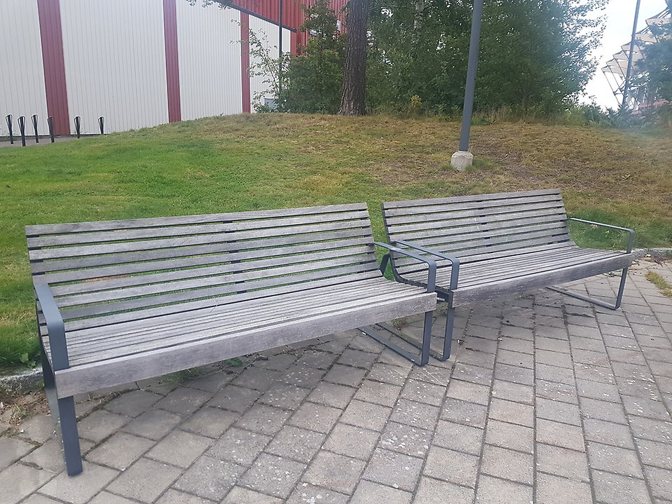 Bilden visar en parkbänk