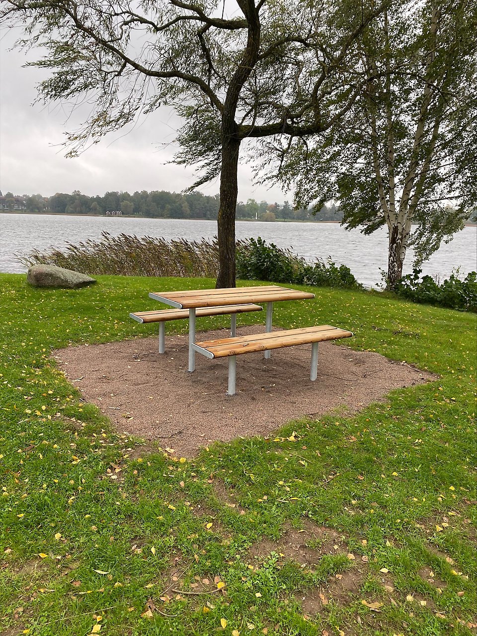 Parkmöbel April placerad vid Växjösjön