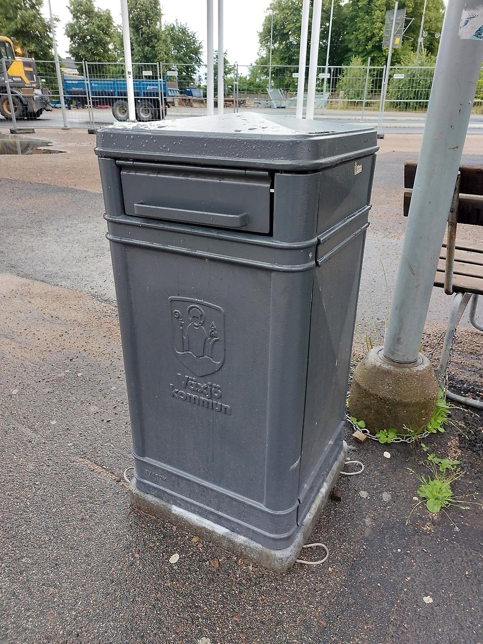 Ett klassikt grått avfallskärl tillverkat i aluminium